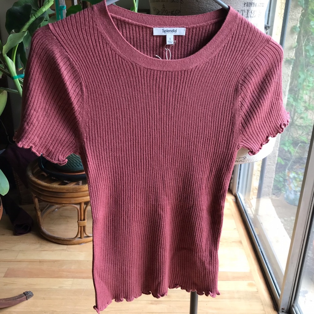 SPLENDID Short Sleeved Ribbed Top w/ Lettuce Edge Detail. Sz. S